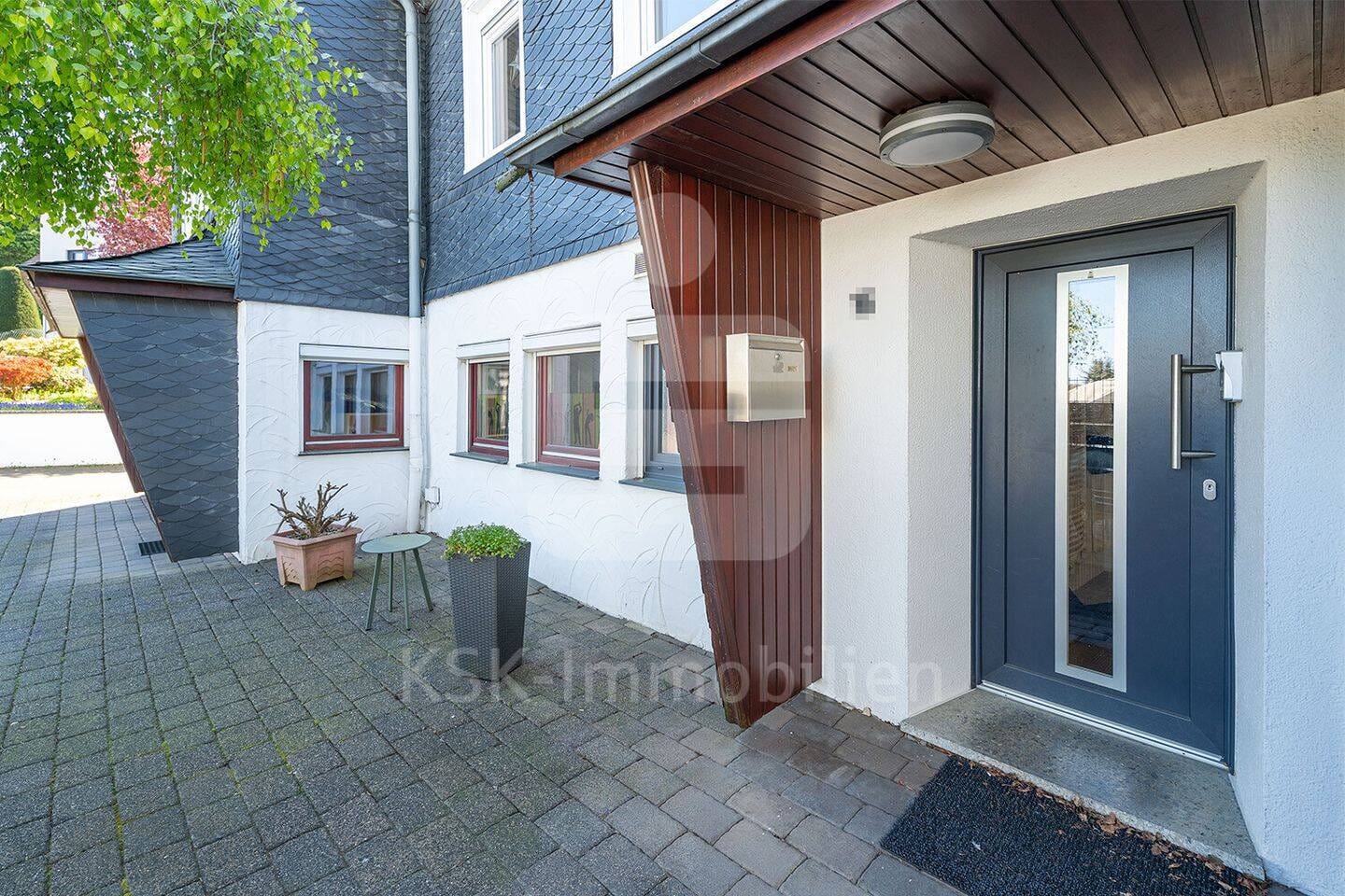 Immobilie in Wermelskirchen - Ansprechendes Ein-/Zweifamilienhaus in bevorzugter Stadtrandlage von Wermelskirchen. - Bild 1