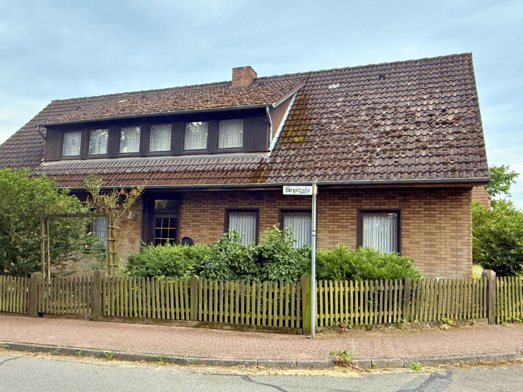 Immobilie in Suderburg - Viel Platz und Potenzial für mehr.... Einfamilienhaus mit Nebengebäude - Bild 1