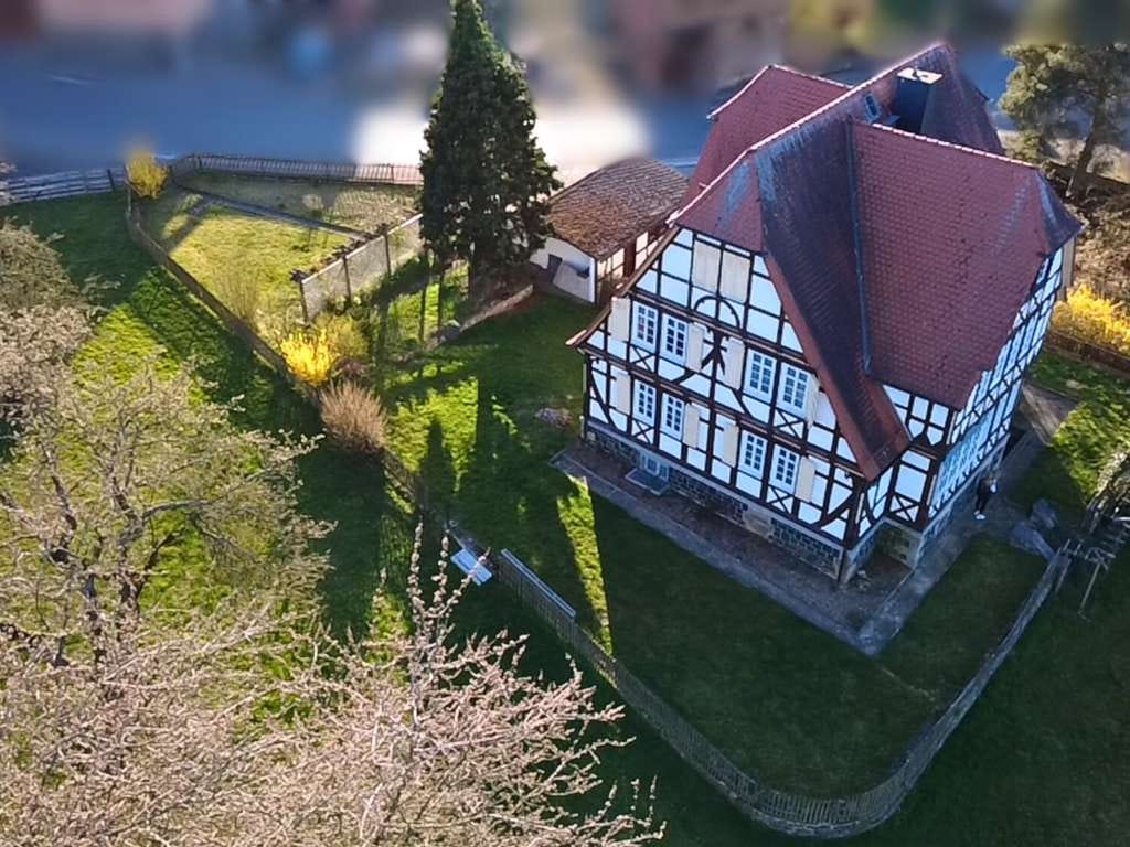 Immobilie in Homberg (Ohm) - Zeitlose Eleganz trifft Naturidylle – Traumhaftes Herrenhaus mit weitläufigem Grundstück zum Verlieb - Bild 2