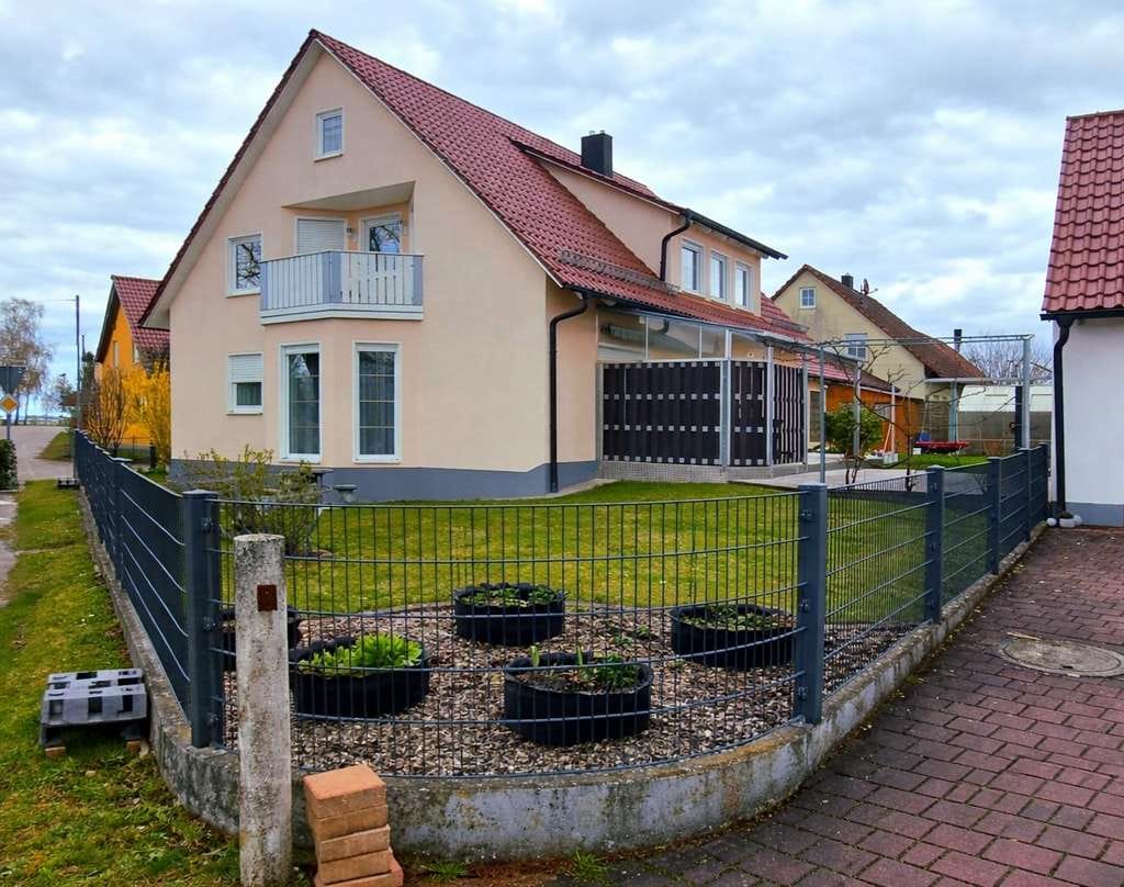 Immobilie in Meitingen - Charmantes Einfamilienhaus mit schönem Garten, Sauna und Doppelgarage in Ostendorf - Bild 1