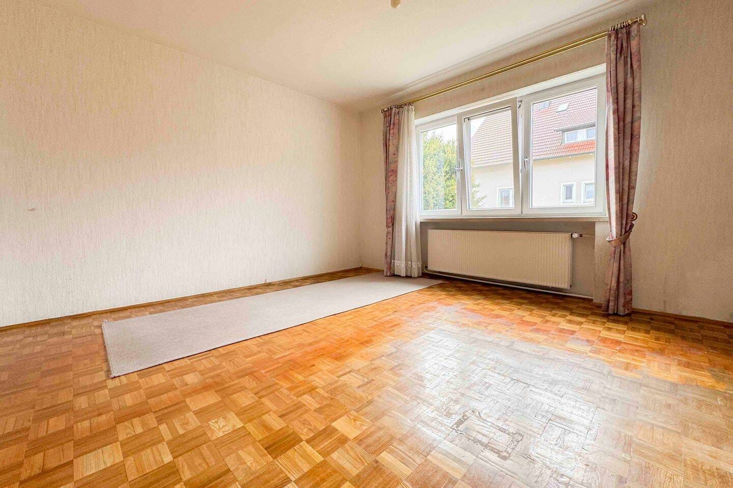 Immobilie in Sünching - Charmantes Einfamilienhaus mit großem Garten und Gestaltungspotenzial in Sünching - Bild 4