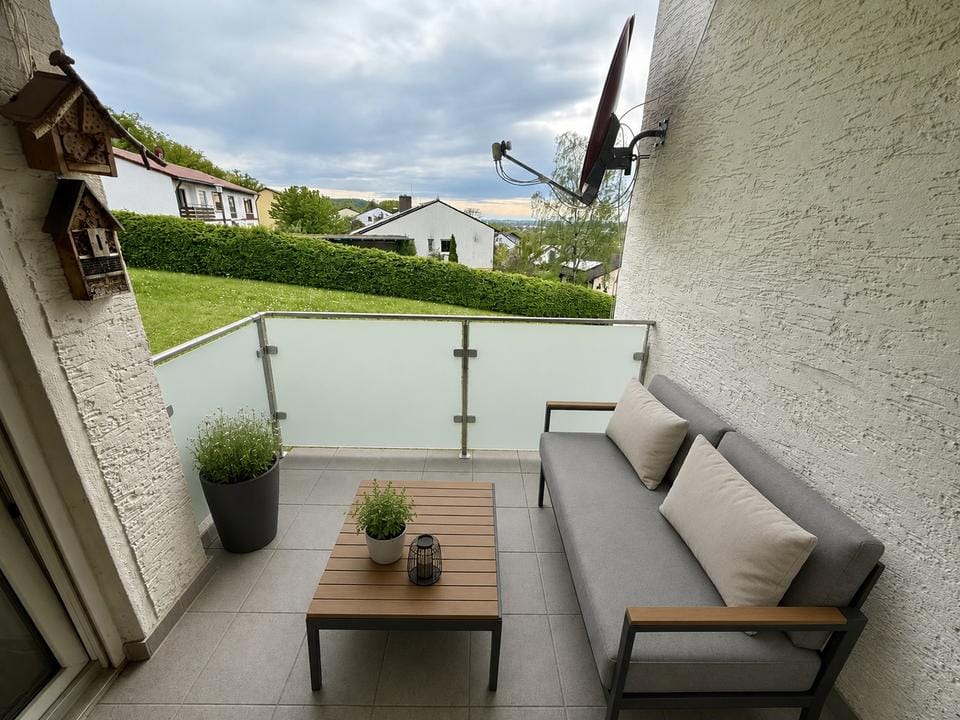 Immobilie in Dietersheim - Schon frei und ohne Provision! Tolle 4-Zimmer-Wohnung mit 2 eigenen Gartenanteilen, Terrasse und Südwestloggia, ca. 101,6 qm im Erdgeschoss in Dietersheim bei Neustadt a. d. Aisch - Bild 0