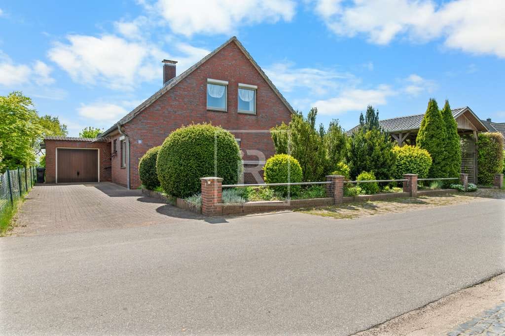 Immobilie in Hennstedt - Feldrandlage! Einfamilienhaus ca. 170 m² Wohn- und Nutzfläche sowie Vollkeller in ruhiger Lage von H - Bild 1