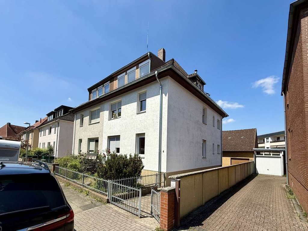 Immobilie in Seelze - Attraktives 3-Parteien-Mehrfamilienhaus – 2 Wohnungen leerstehend, 1 Einheit saniert - Bild 0