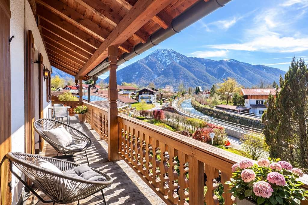 Immobilie in Tegernsee - Wie im eigenen Landhaus – Maisonettewohnung in sonniger Ruhelage ein paar Meter zum Seeufer - Bild 1