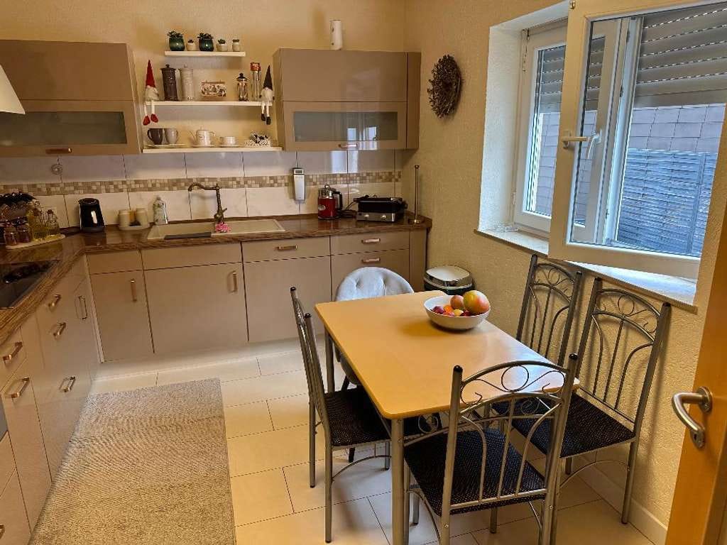 Immobilie in Kirchheimbolanden - Schönes Zweifamilienhaus mit Balkon und frei sitz und 2 Stellplätze - Bild 3