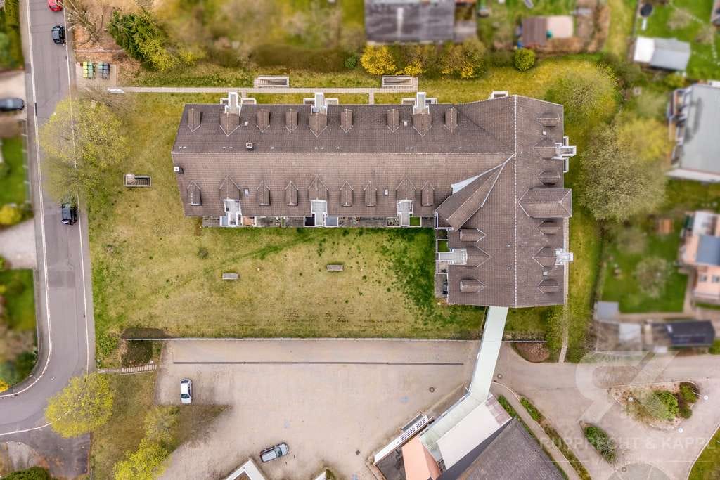 Immobilie in Bad Alexandersbad - Hochwertig möbliertes DG-Apartment mit Balkon, EBK, TG Platz und Kurortlage in Bad Alexandersbad - Bild 2