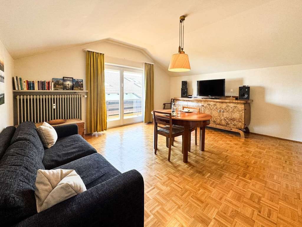 Immobilie in Chiemsee - Charmante Dachgeschosswohnung mit Garage und Potenzial in zentraler Lage - Bild 1