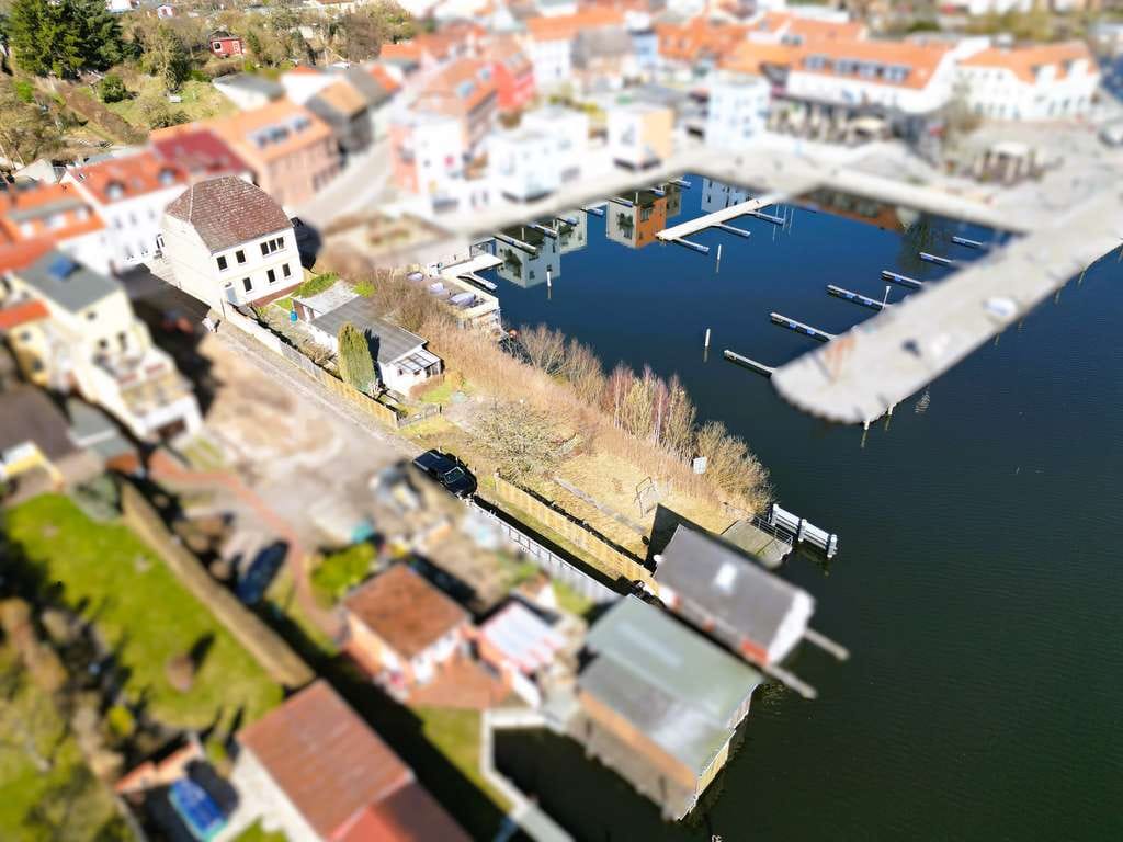 Immobilie in Malchow - Exklusives Seegrundstück am Malchower Stadthafen mit Steg und großem Entwicklungspotenzial - Bild 2