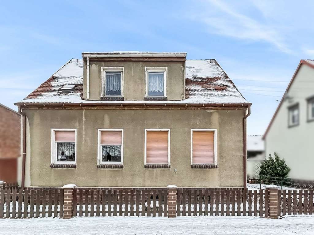 Immobilie in Zörbig - Charmantes Einfamilienhaus mit ausgebautem Dachgeschoss auf großzügigem Grundstück in Zörbig - Bild 1