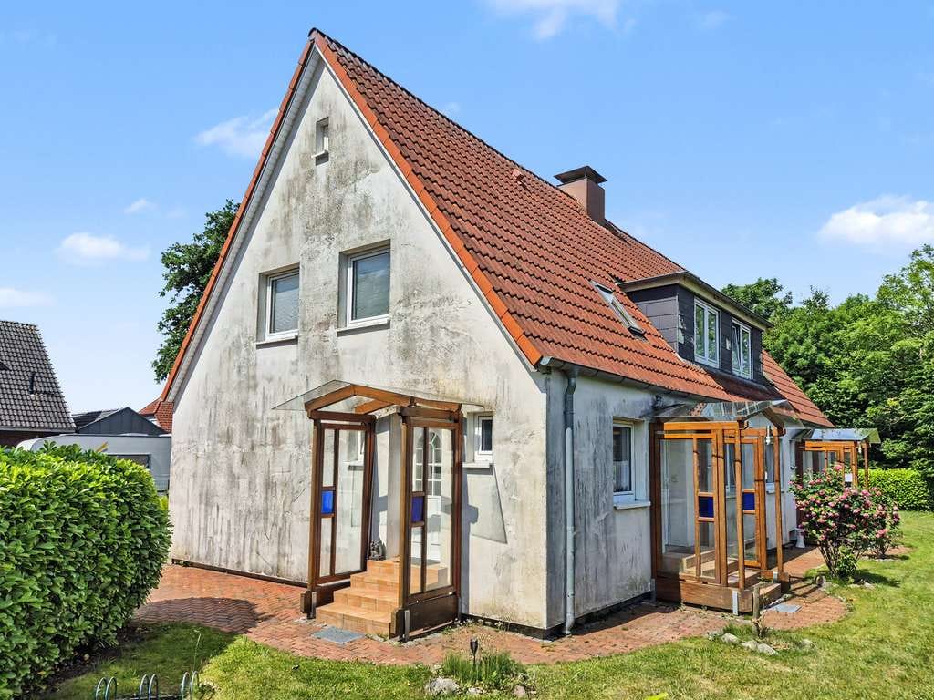 Immobilie in Sterup - Vielseitiges Wohnhaus mit drei Wohnungen, Fernwärme und idyllischem Teichgarten in Sterup - Bild 0