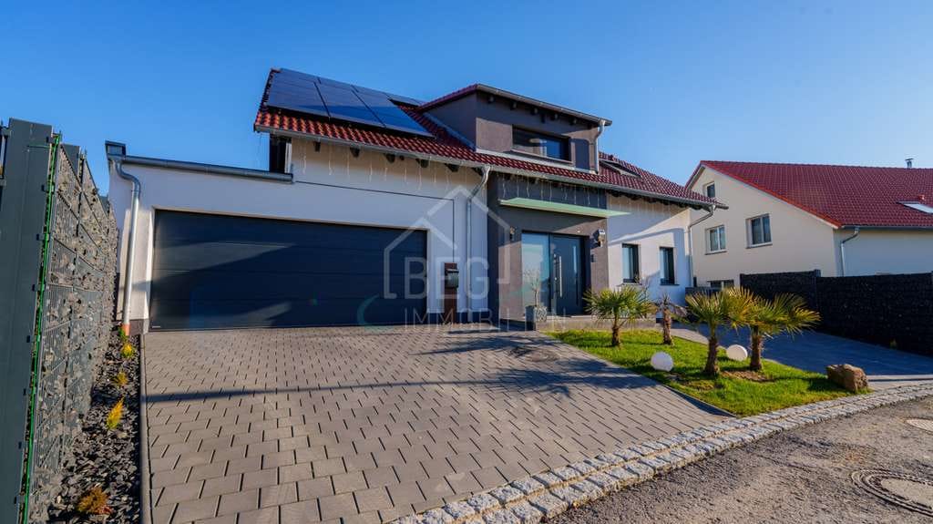 Immobilie in Kirchberg an der Jagst - Exklusives Einfamilienhaus mit Einliegerwohnung, nachhaltigem Energiekonzept und privater Wellnessoa - Bild 3