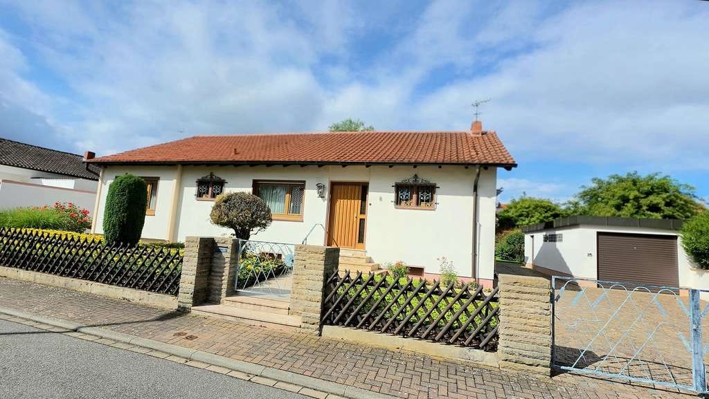 Immobilie in Hochdorf-Assenheim - Sehr gepflegter lichtdurchfluteter Bungalow mit großem Grundstück und Terrasse in der Vorderpfalz - Bild 0