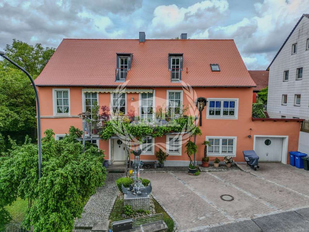 Immobilie in Bad Abbach - Historisches ehemaliges Schulgebäude mit Einliegerwohnung und Wellnessbereich in Bad Abbach-Peising! - Bild 1