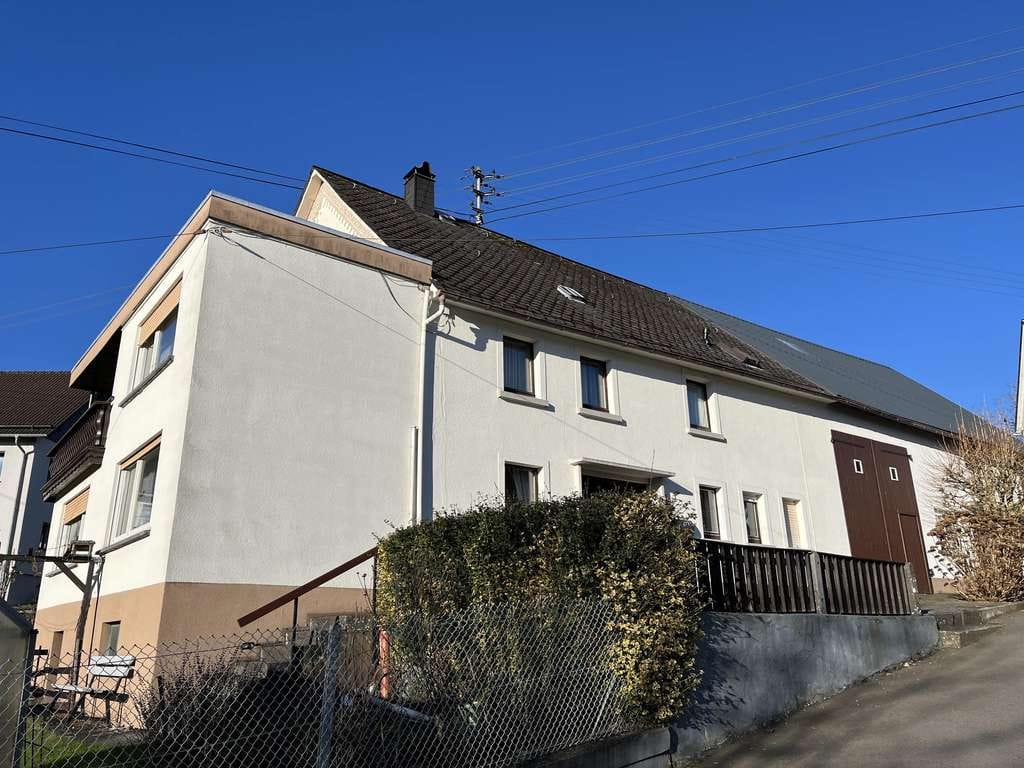 Immobilie in Hardt - Charmantes Einfamilienhaus mit großer Scheune und vielseitigen Nutzungsmöglichkeiten. - Bild 1