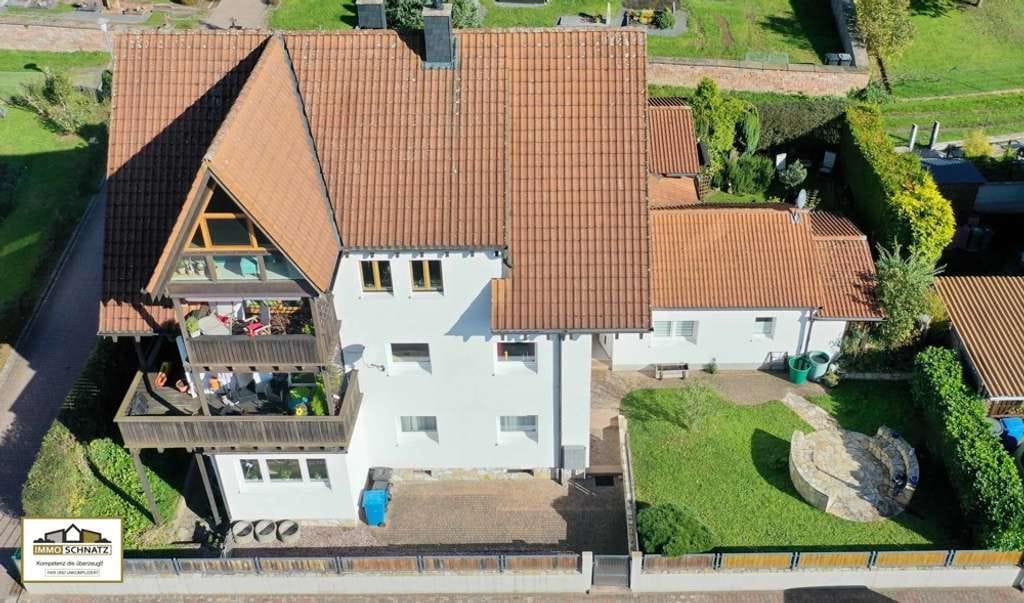 Immobilie in Breuberg - Neuer Preis!: Zwei Wohnungen – ein Preis. Wohnen, wo andere Urlaub machen, mit Garten & Carport - Bild 1