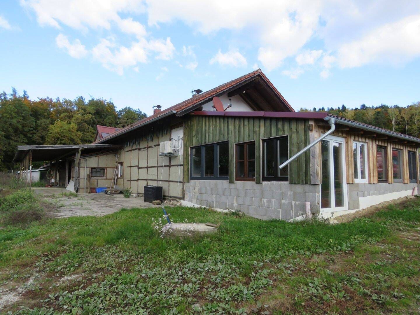 Immobilie in Hofkirchen - Anwesen mit Nebengebäuden in ALLEINLAGE mit Weitblick Nähe Vilshofen - Bild 2