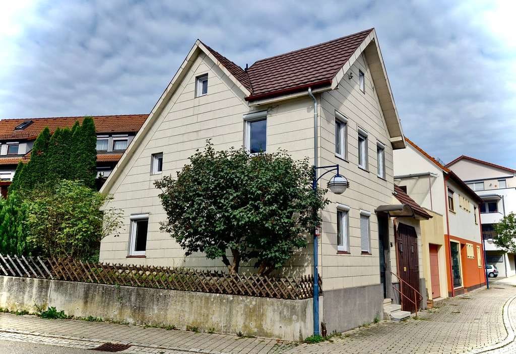 Immobilie in Dettingen an der Erms - Einfamilienhaus mit idyllischem Außenbereich in Dettingen Erms  - Bild 0