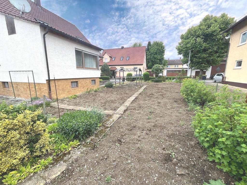 Immobilie in Frickenhausen - RUHIG + ZENTRAL! Freistehendes 1- bis 2-Fam.-Haus. Renovierungsbedürftig. 2 Garagen! - Bild 3