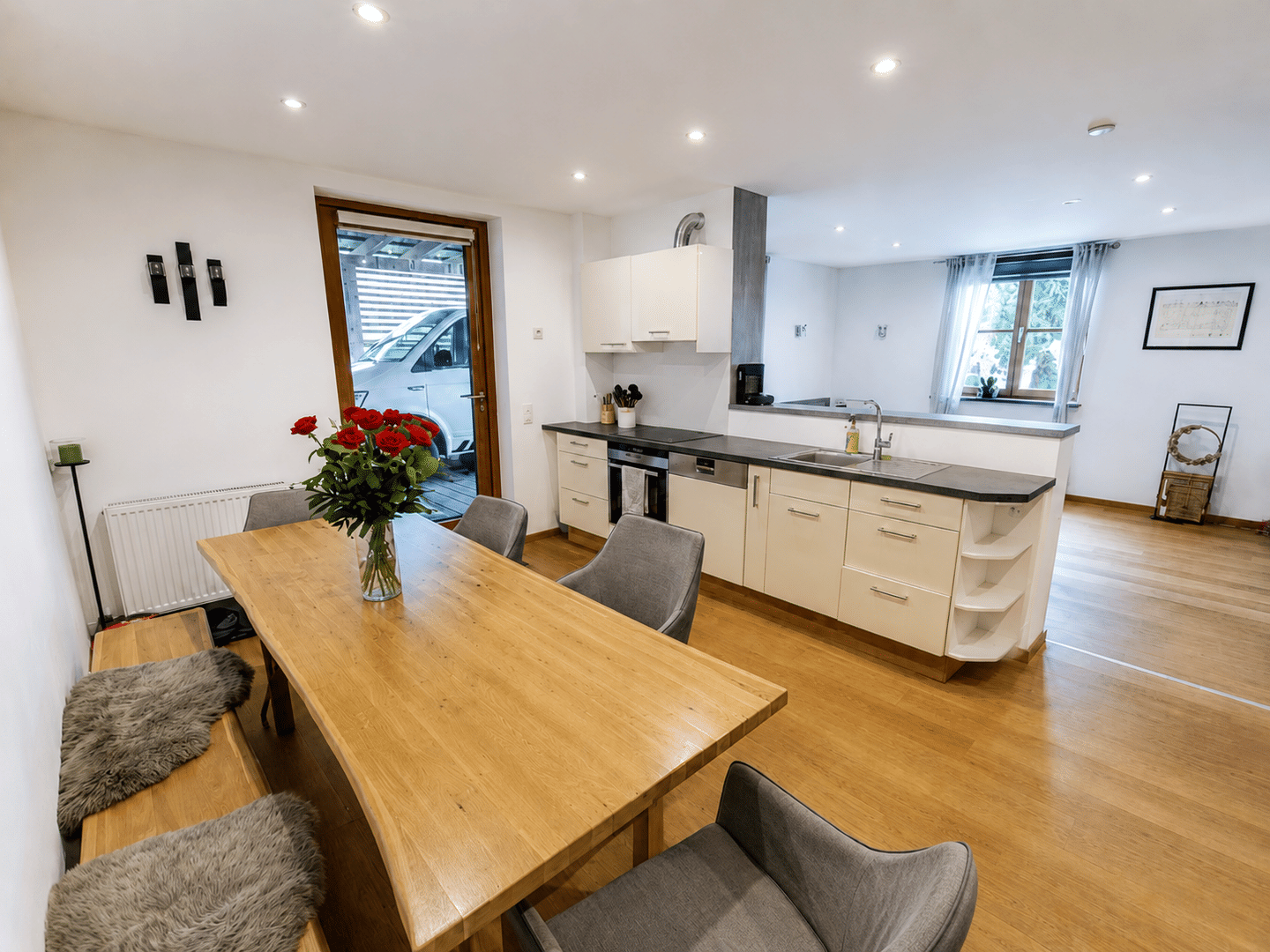 Immobilie in Außernzell - Bezugsfreie 2-Zimmer-Wohnung mit Terrasse, Einbauküche, Carport und Außenkamin - Bild 2