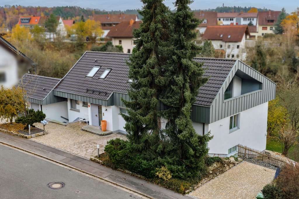 Immobilie in Weitramsdorf - Aufwendig saniertes Wohnhaus mit viel Platz und schönem Fernblick westlich von Coburg - Bild 1