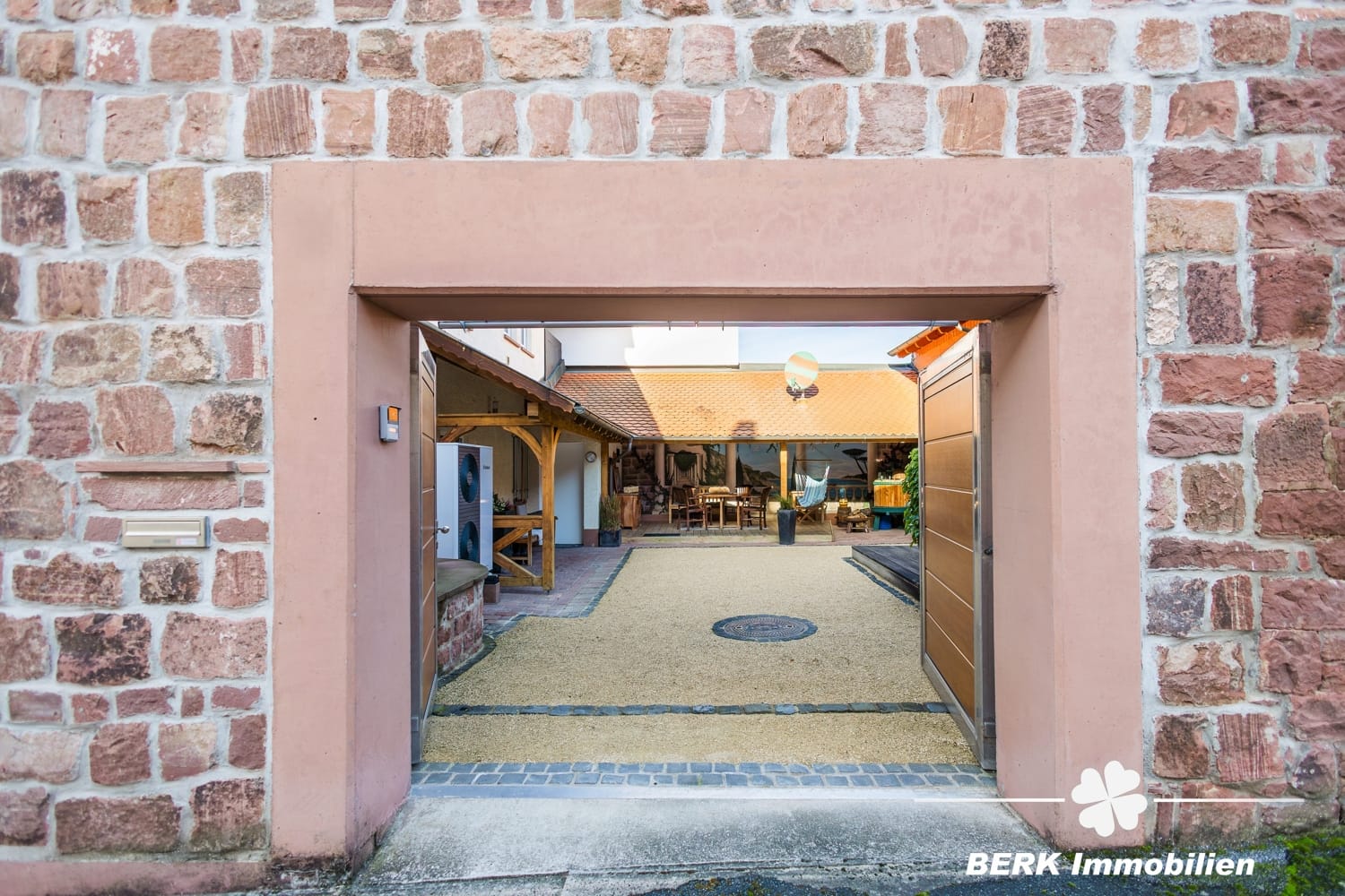 Immobilie in Großheubach - BERK Immobilien - Repräsentatives Mehrfamilienhaus mit prägnantem Innenhof - Bild 3
