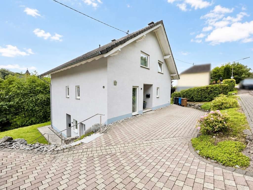 Immobilie in Kirchen (Sieg) - **Neuwertiges Einfamilienhaus mit Einliegerwohnung im begehrten Ortsteil von Kirchen** - Bild 3