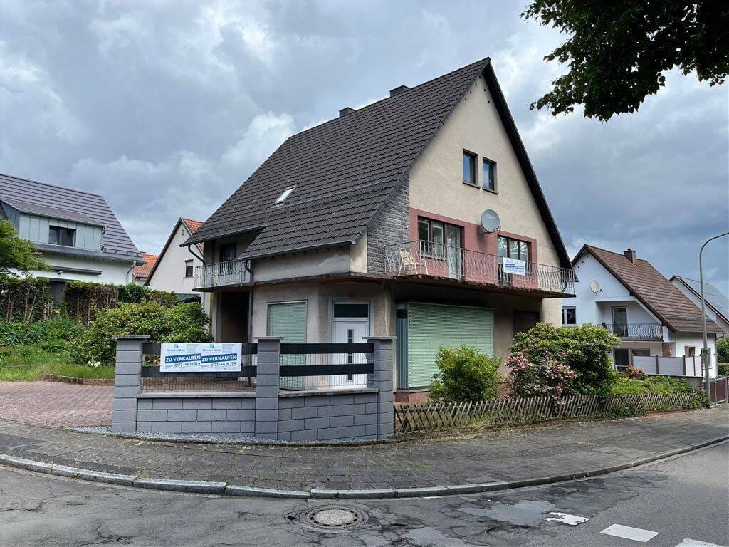 Immobilie in Landstuhl - Großes Einfamilienhaus in guter Lage mit ehemaliger Gewerbeeinheit und schönem Grundstück - Bild 1