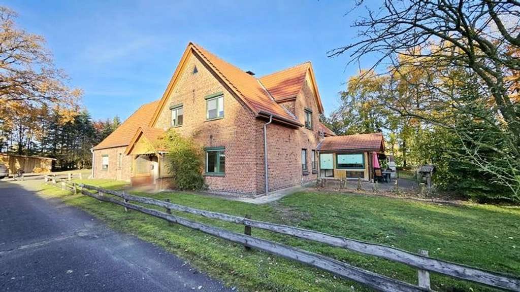 Immobilie in Beverstedt - immo-schramm.de: Resthof: Bauernhaus mit zwei Wohnungen und Nebengebäuden - Bild 3
