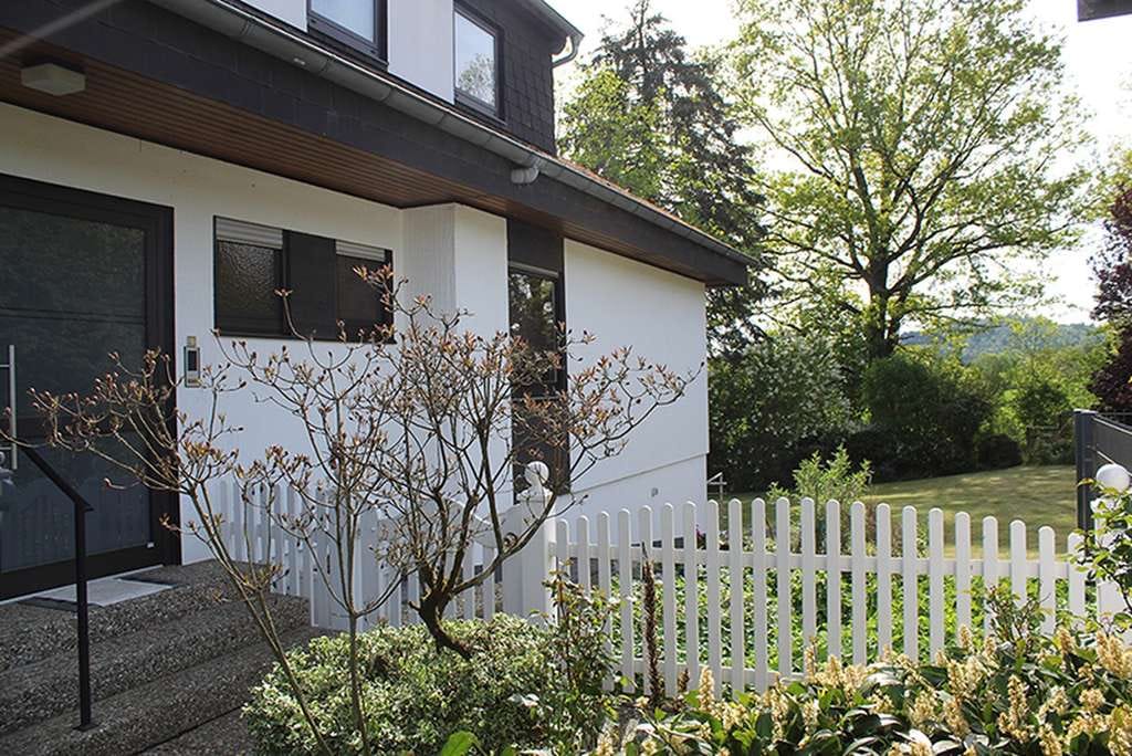Immobilie in Leun - Zweifamilien-Wohnhaus in guter Wohnlage am nördlichen Ostrand der Kleinstadt Leun im Lahn-Dill-Kreis - Bild 2