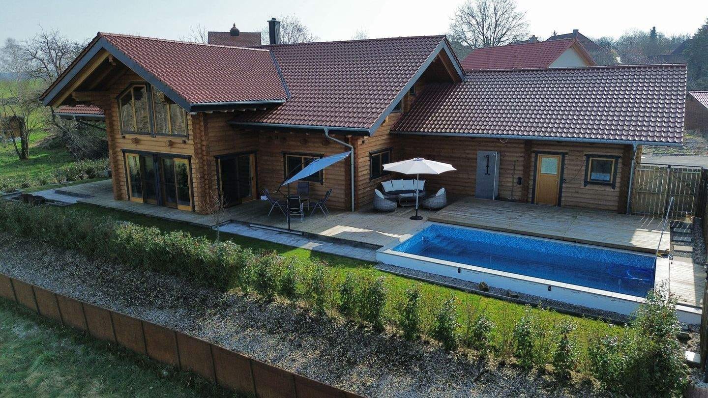 Immobilie in Kirchberg an der Jagst - Besonders ! Charmant ! Hochwertig! – Blockhaus mit Galerie, Pool und exklusiver Ausstattung - Bild 1