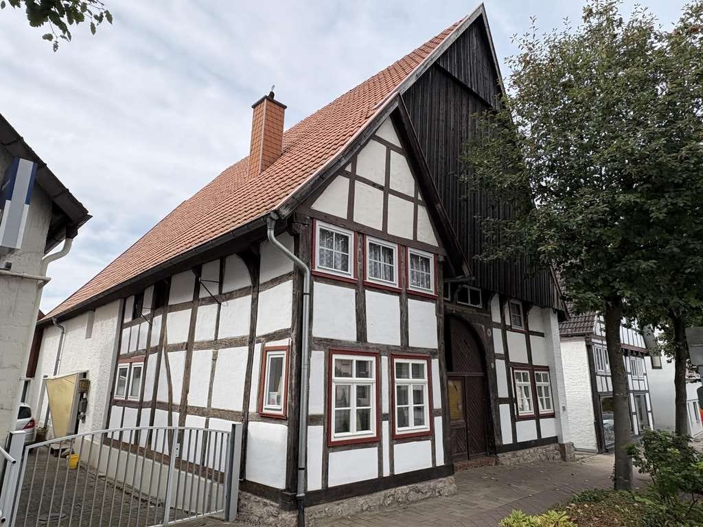 Immobilie in Barntrup - Historisches Vierständer-Dielenhaus mit außergewöhnlicher Substanz im Herzen von Barntrup - Bild 0