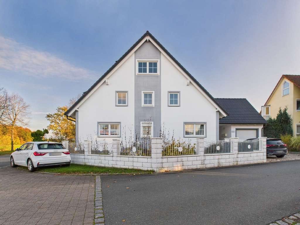 Immobilie in Adelsdorf - Platz für Familie, Generationen und individuelle Wohnkonzepte - Zweifamilienhaus gepflegt & ruhig - Bild 1
