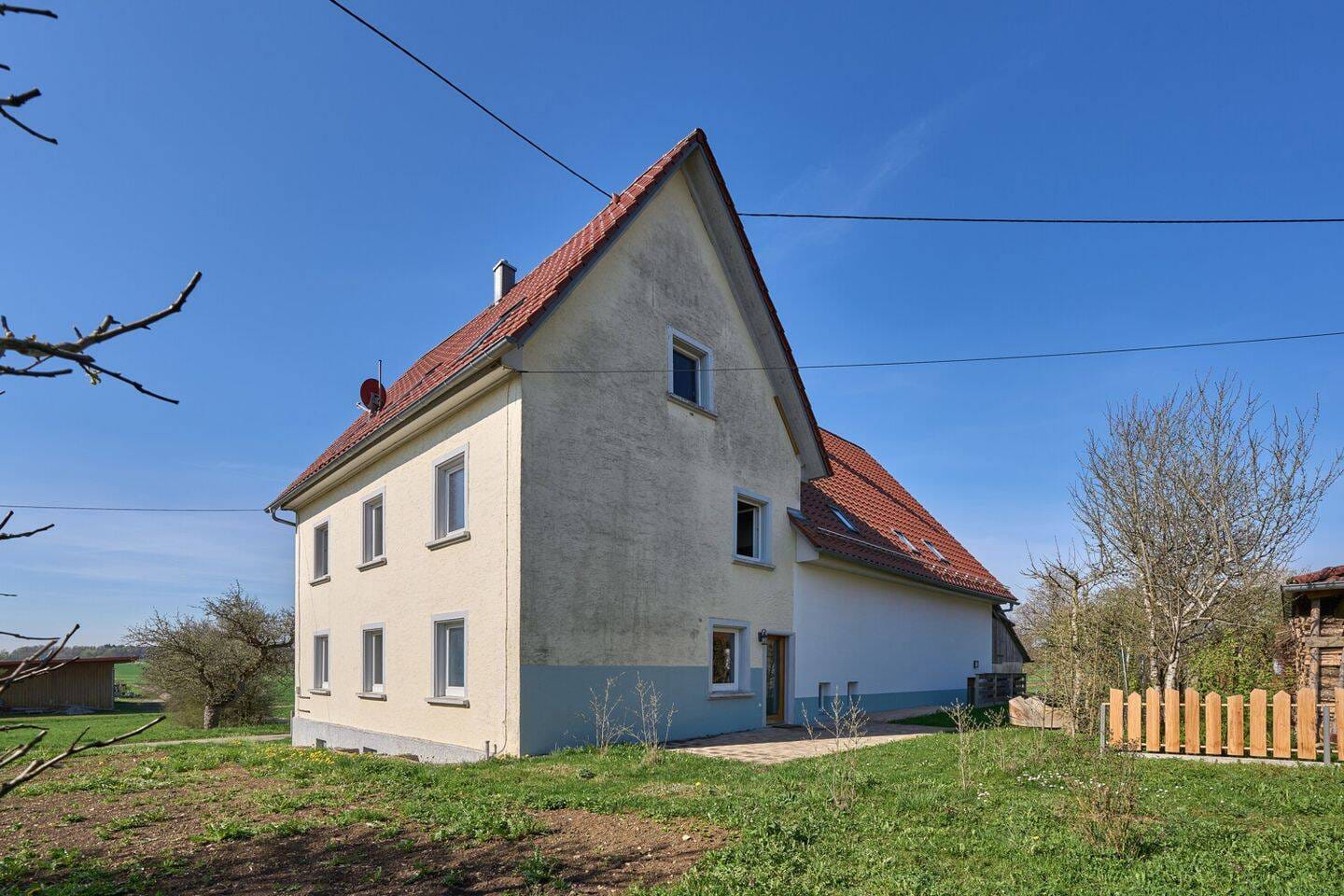 Immobilie in Leibertingen - Liebevoll saniertes Bauernhaus in Ortsrandlage mit modernem, gewerblichen Scheunenumbau - Bild 2