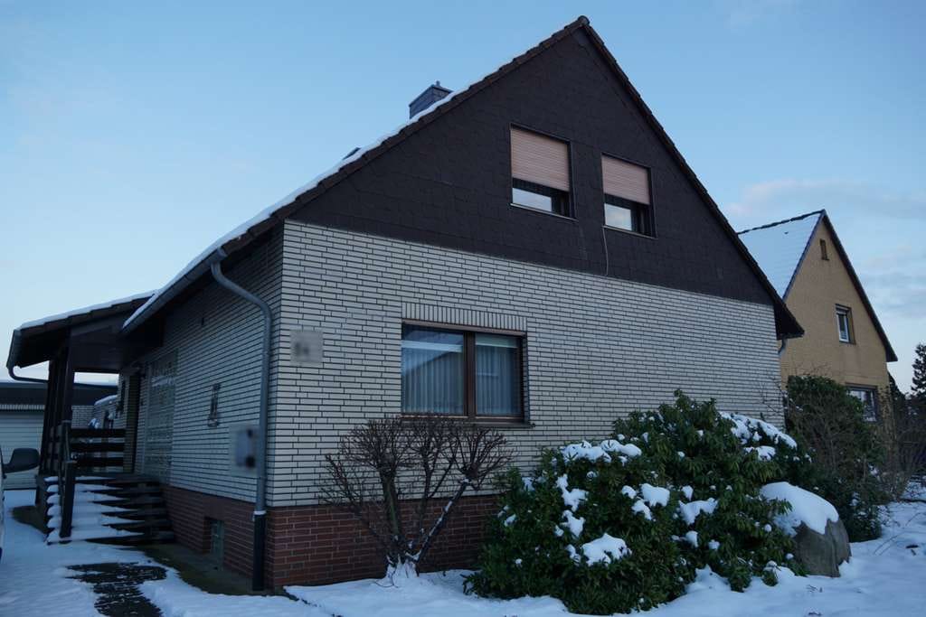 Immobilie in Rötgesbüttel - Massives Einfamilienhaus mit Vollkeller und großem Grundstück - Bild 1