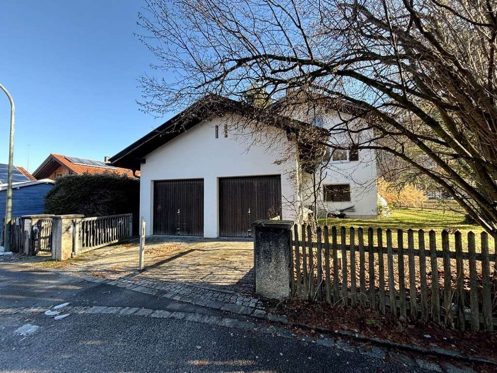 Immobilie in Farchant - Farchant: Teilbares Grundstück mit solidem 3-Familien-Haus, teilvermietet - Bild 1
