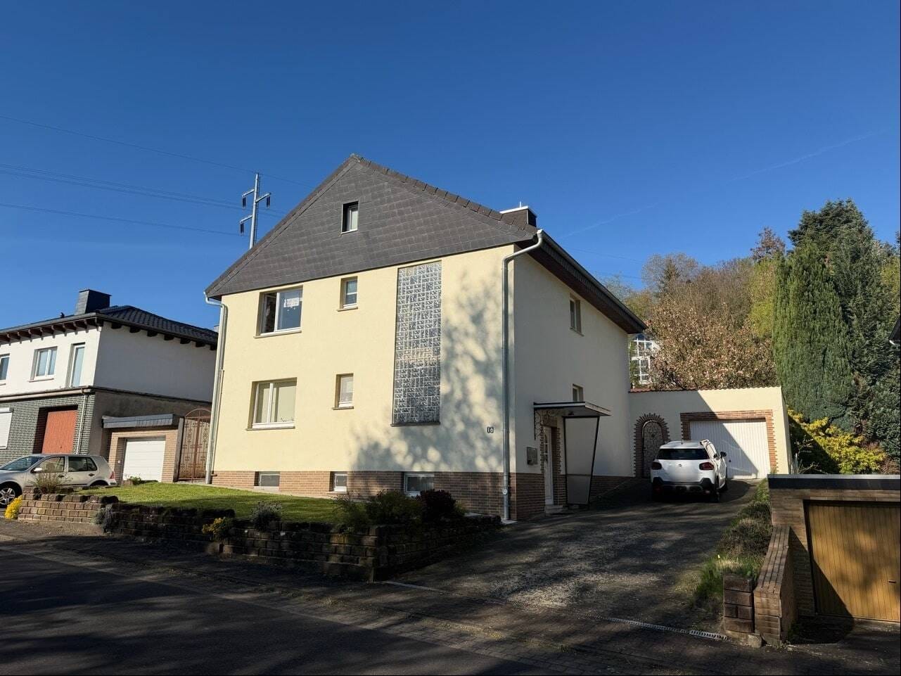 Immobilie in Philippsthal - Zweifamilienhaus mit 2 Garagen in traumhafter Südlage von Heimboldshausen - Bild 2