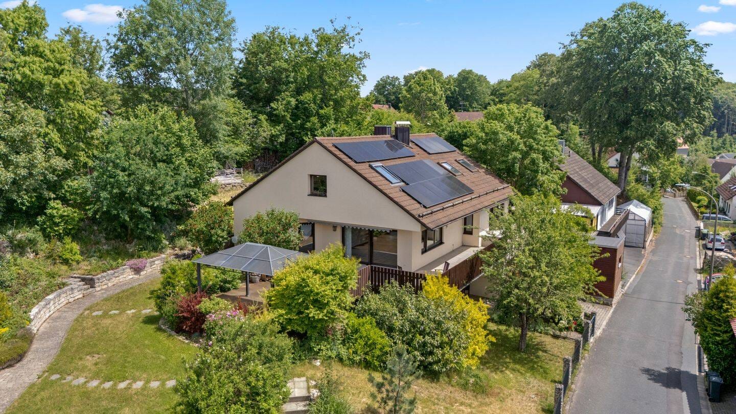 Immobilie in Obertrubach - Raumwunder! Modernisiertes Einfamilienhaus mit Einliegerwohnung in naturnaher Lage - Bild 1