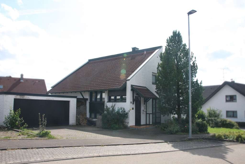 Immobilie in Gerstetten - Bezahlbares Einfamilienhaus  mit kleinem Garten, Doppelgarage im Zentrum von Gerstetten - Bild 0