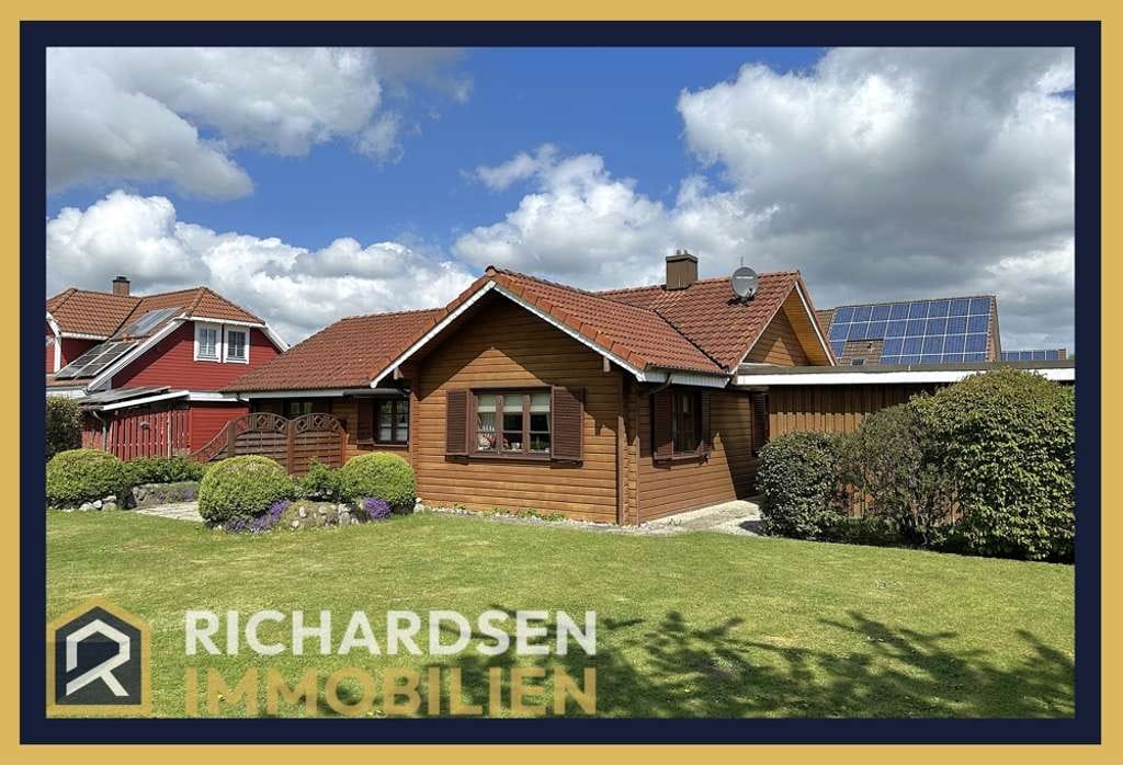 Immobilie in Niebüll - Ebenerdiges Holzhaus in Bungalowbauweise mit Doppelcarport und großem Süd-West-Garten 
in Niebüll - Bild 0