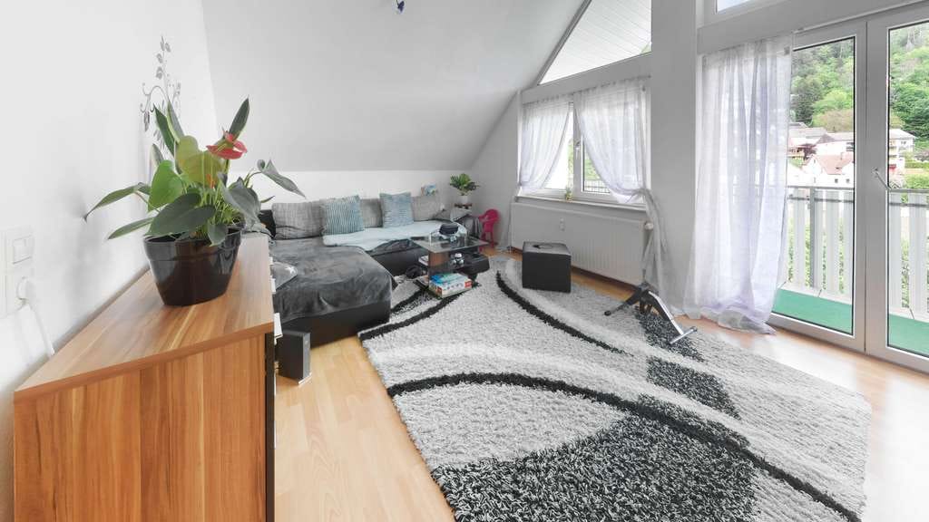 Immobilie in Schramberg - Attraktive vermietete 3-Zi.-Dachgeschosswohnung mit Balkon und Tiefgaragenstellplatz  - Bild 2