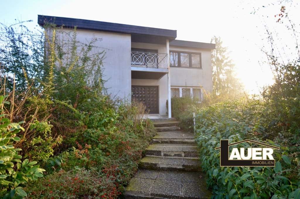 Immobilie in Wadgassen - Freistehendes Zweifamilienhaus mit Einliegerwohnung, Garten und Doppelgarage zu verkaufen. - Bild 0