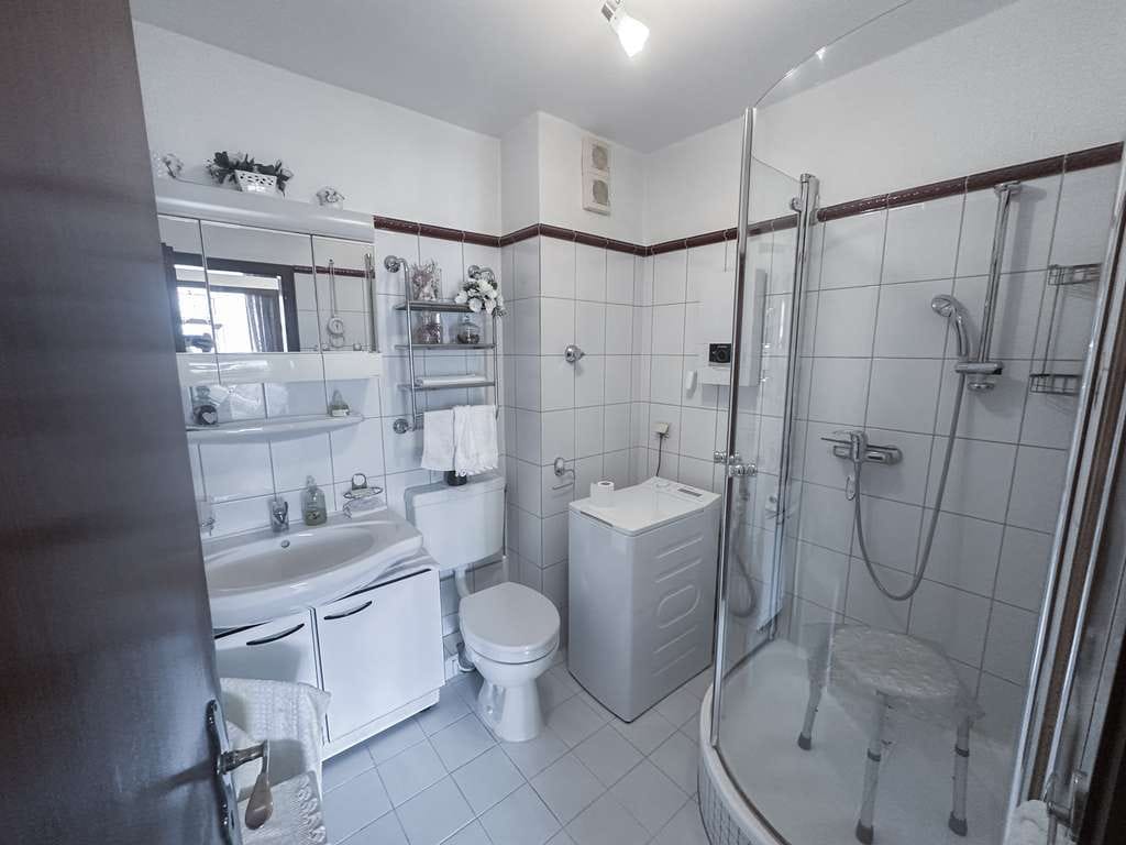 Immobilie in Heiligenhaus - Helle 2-Zimmerwohnung, Balkon, 5.OG, Aufzug zum Selbstbezug, barrierefrei, per sofort frei - Bild 4