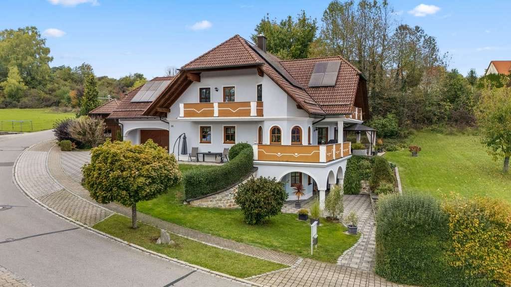 Immobilie in Alfeld - Herrschaftlich & Energieeffizient! Großzügiges Einfamilienhaus in idyllischer Alleinlage mit ELW! - Bild 2
