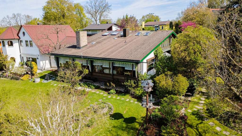 Immobilie in Emskirchen - Repräsentative Unternehmervilla in bester Wohnlage, ca. 1.670 m² Grund, ca. 282 m² Wohnfläche ! - Bild 2