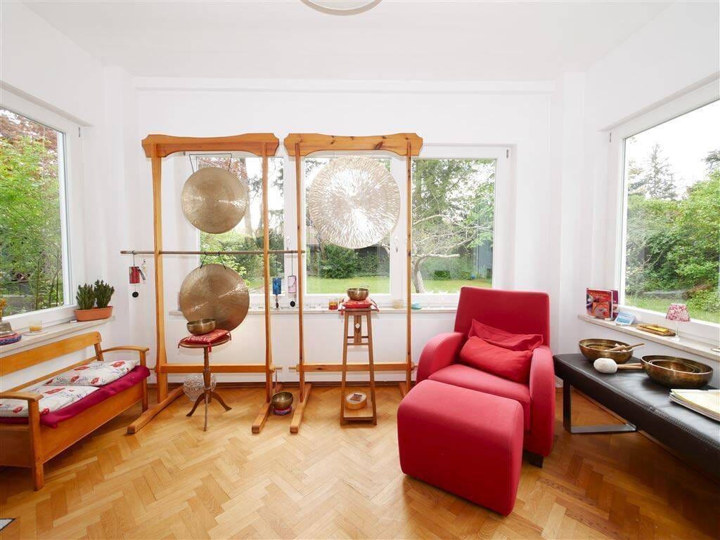 Immobilie in Schwaig bei Nürnberg - 8-Zi.-Haus mit Einliegerwohnung + 237 m² Wfl. + 1.200 m² Grundstück mit Bauoption + Bezugsfrei - Bild 0