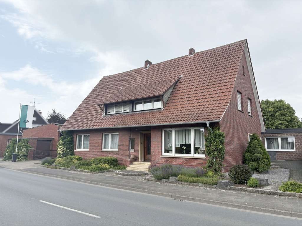 Immobilie in Warendorf - Wohn- und Geschäftshaus mit Gewerbehallen, Büroflächen und großem Grundstück in Warendorf-Milte! - Bild 1