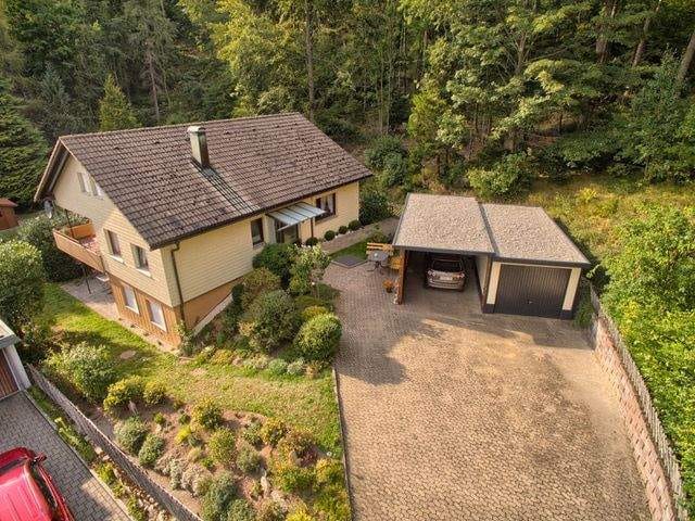 Immobilie in Schonach im Schwarzwald - Leben wo andere Urlaub machen: Haus mit viel Platz in traumhafter Lage. - Bild 0