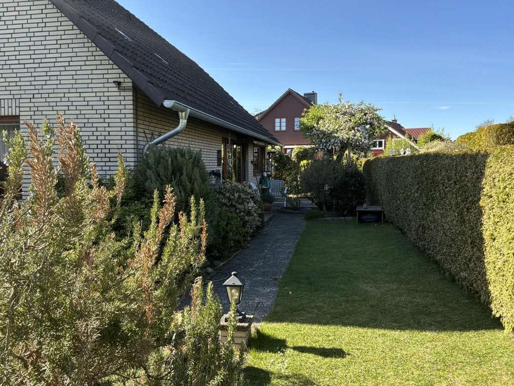 Immobilie in Fahrenkrug - Ein Zuhause mit Perspektive: Großzügiges EFH mit Einliegerwhg. und überdachter Terrasse - Bild 1