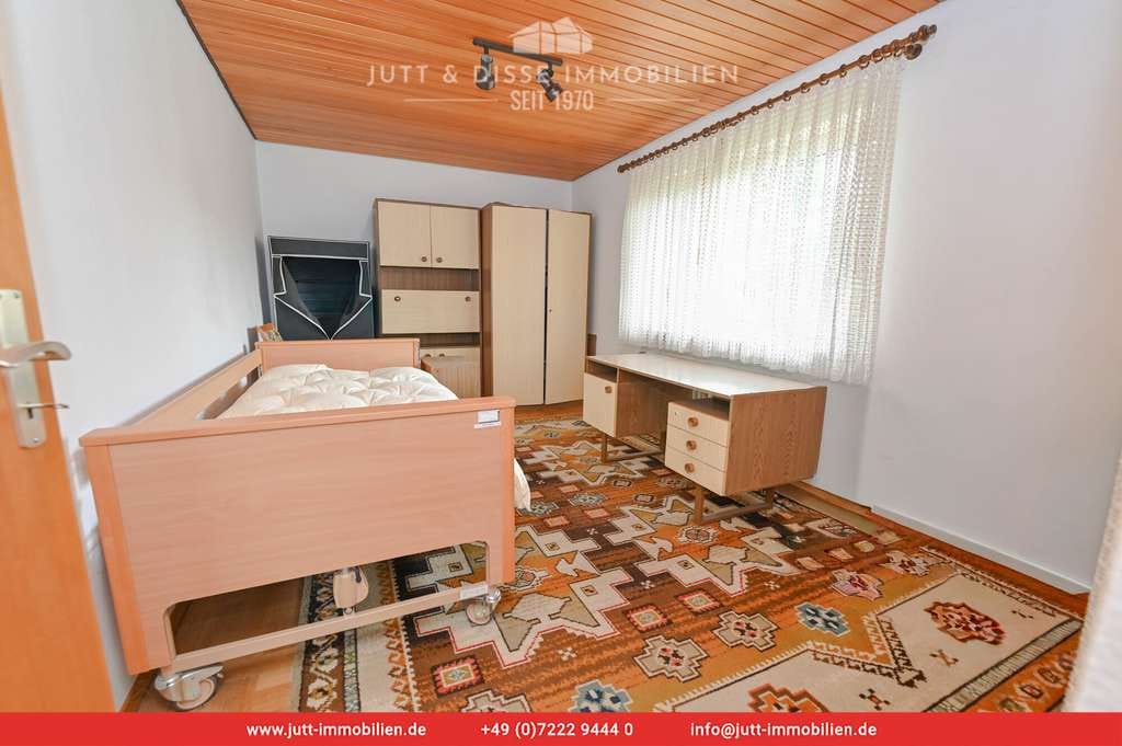Immobilie in Kuppenheim - Bezugsfreies Dreifamilienhaus mit sonnigem Gartengrundstück und 3 Garagen in Kuppenheim - Bild 3